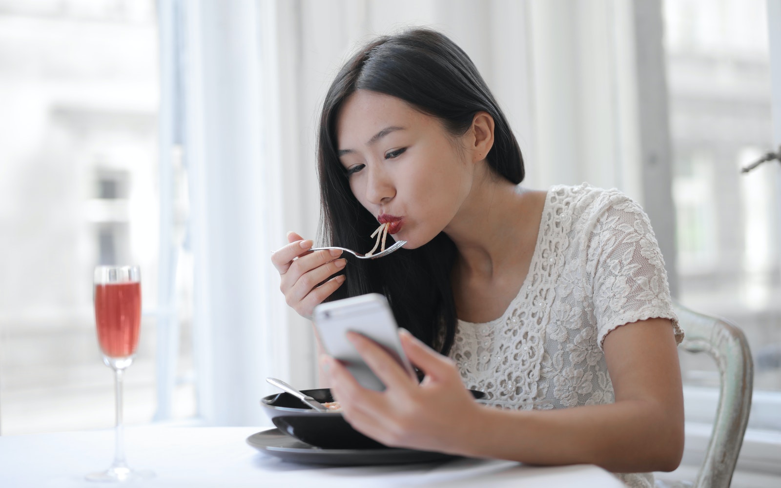 Top 5 Wine Apps for Beginner Wine Enthusiasts