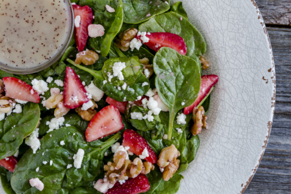 strawberry spinach salad with wine