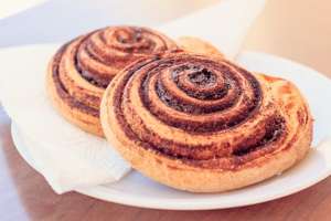 cinnamon roll with Riesling