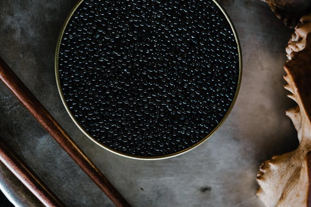 Guide to pairing caviar and wine together.