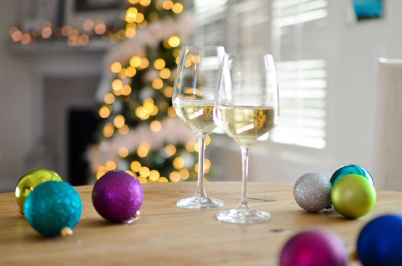 5 Ways to Easily Wrap a Wine Bottle & the Wine Glasses