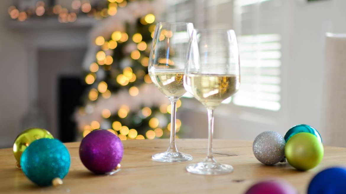 5 Ways to Easily Wrap a Wine Bottle & the Wine Glasses