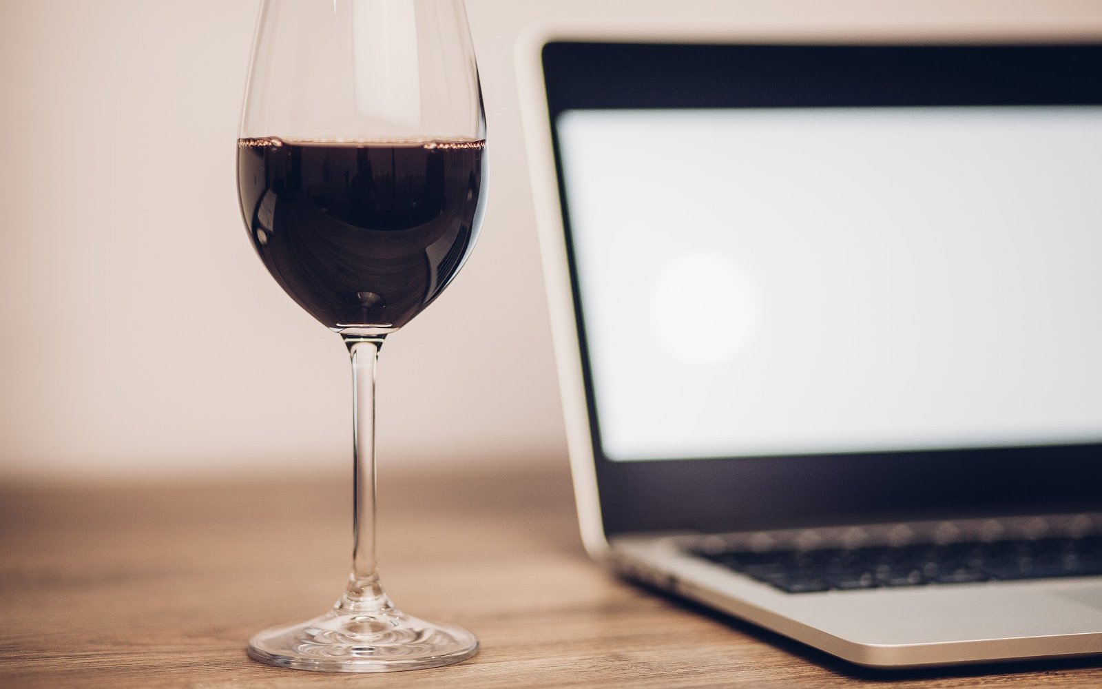 Top 18 Wine Bloggers Promoting Small Wineries