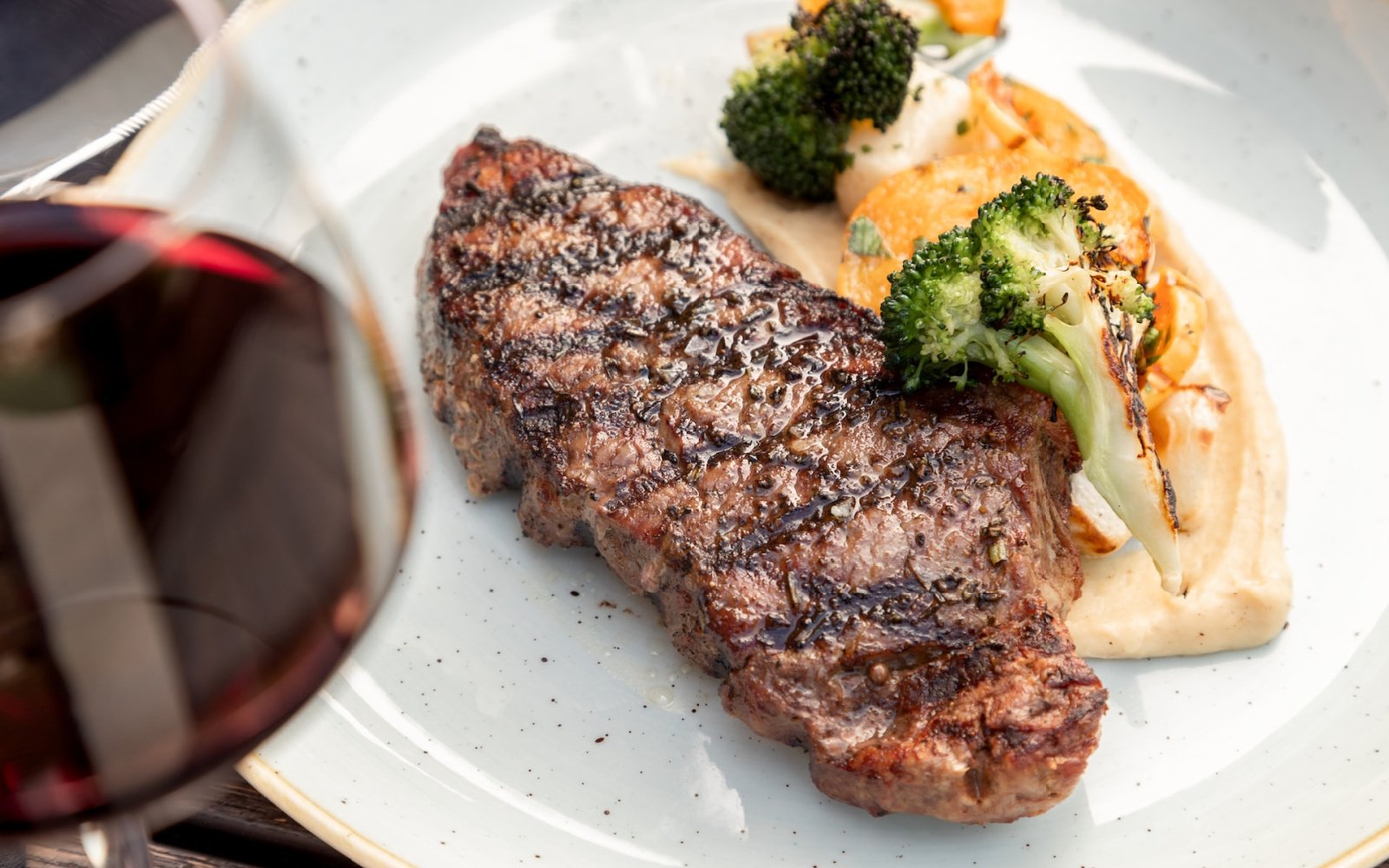 6 Best Wine and Steak Pairings Based on Cut