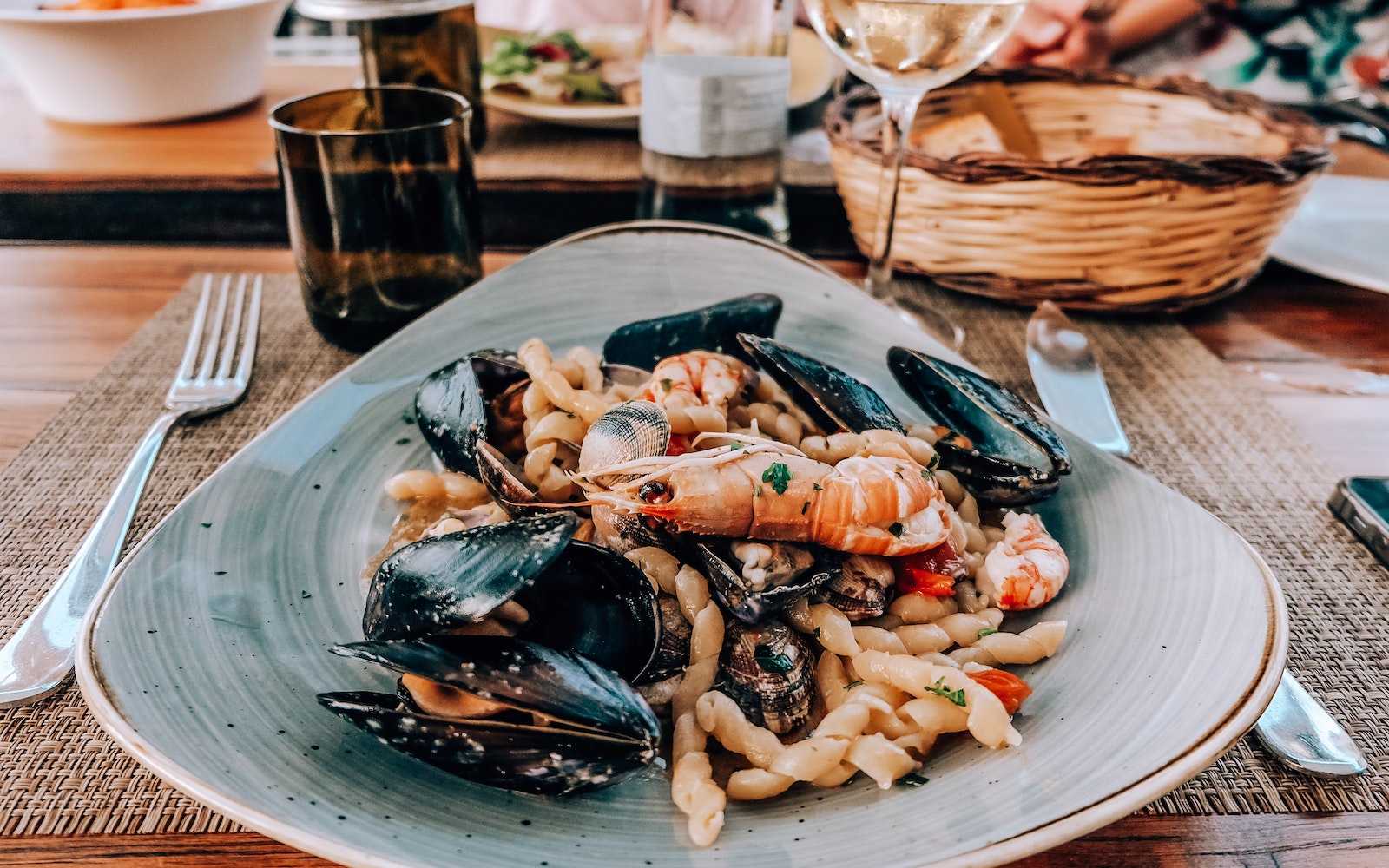 Wine and Seafood Pairing Guide Simplified