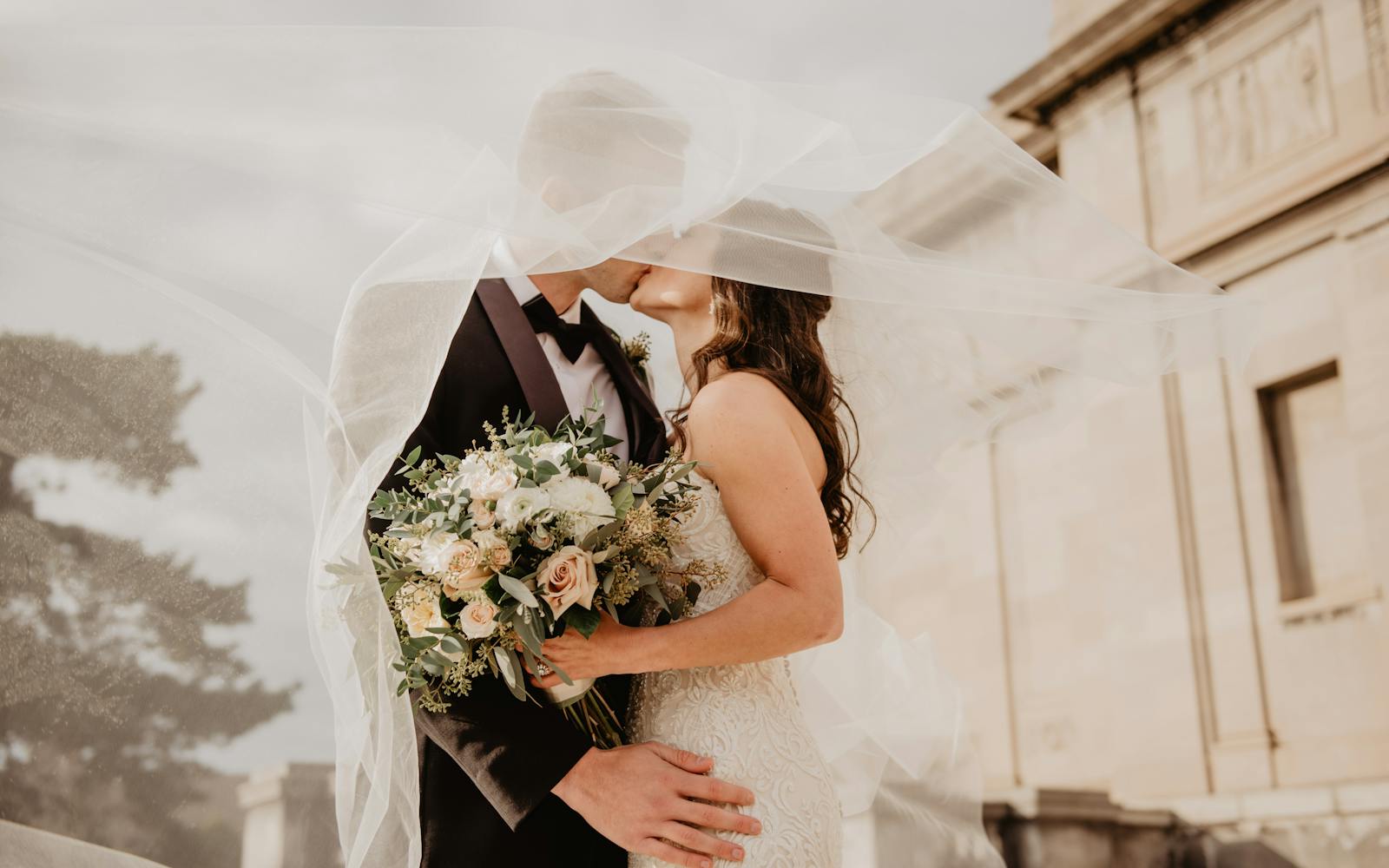 7 Charming Wedding Themes with Wine Pairings