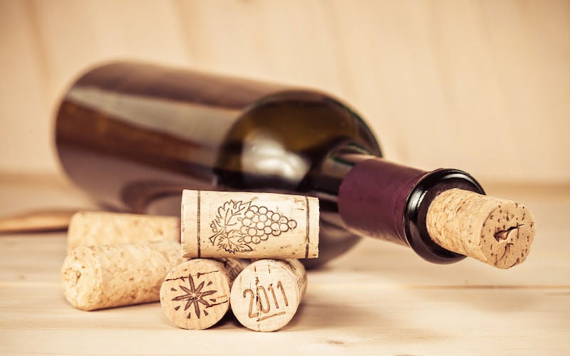 What does cork tainted wine taste like?