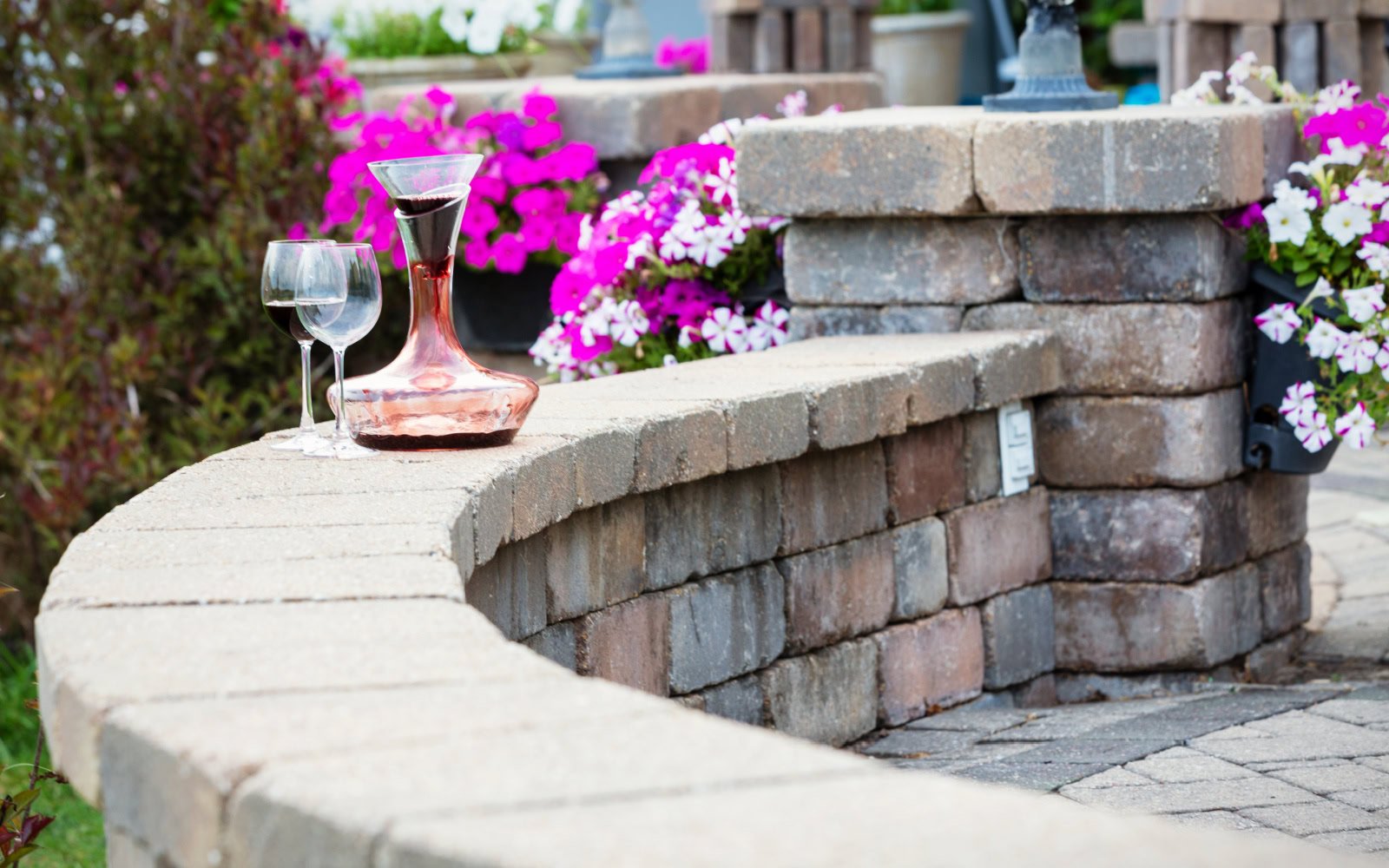 Decanting Wine vs. Aerating Wine: Differences and Tips for Use