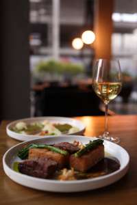 how do restaurants pick wines